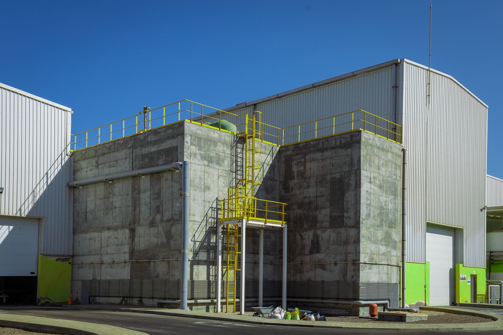 Industrial plant building with a rooftop air terminal